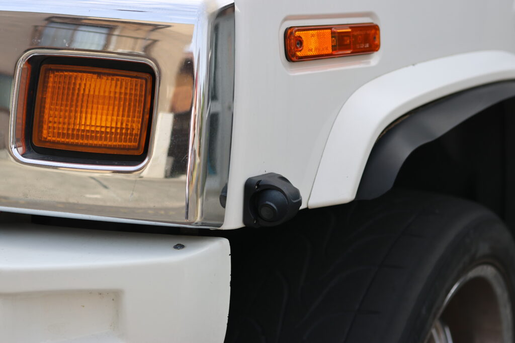 ハマーH2のフロントに追加したサイドモニター用カメラ