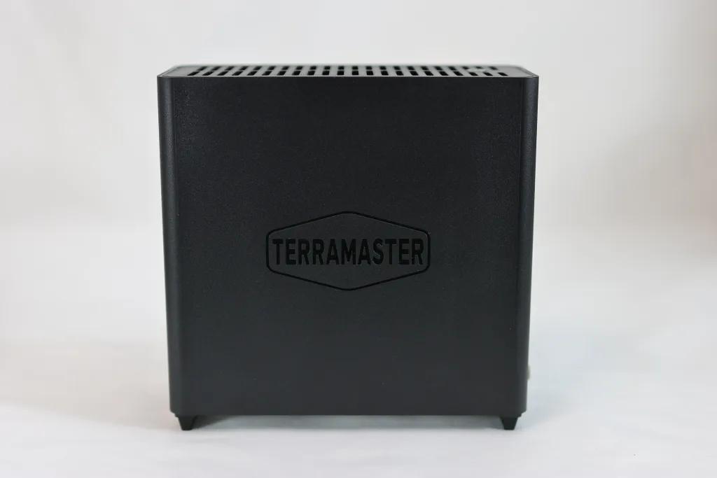TerraMaster F4 SSD NASの正面外観。マットブラック筐体にTERRAMASTERロゴ。