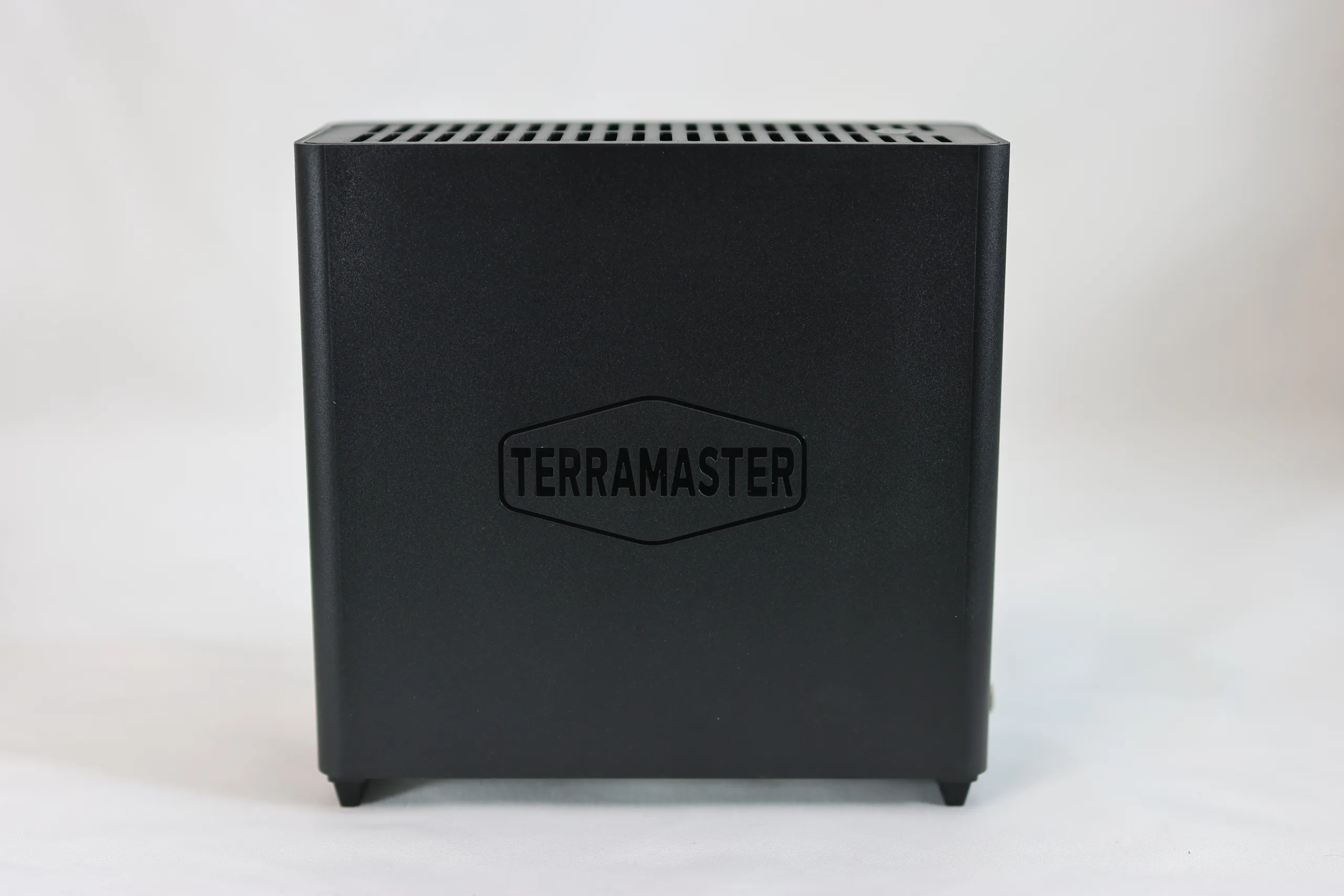 TerraMaster F4 SSD NASの正面外観。マットブラック筐体にTERRAMASTERロゴ。