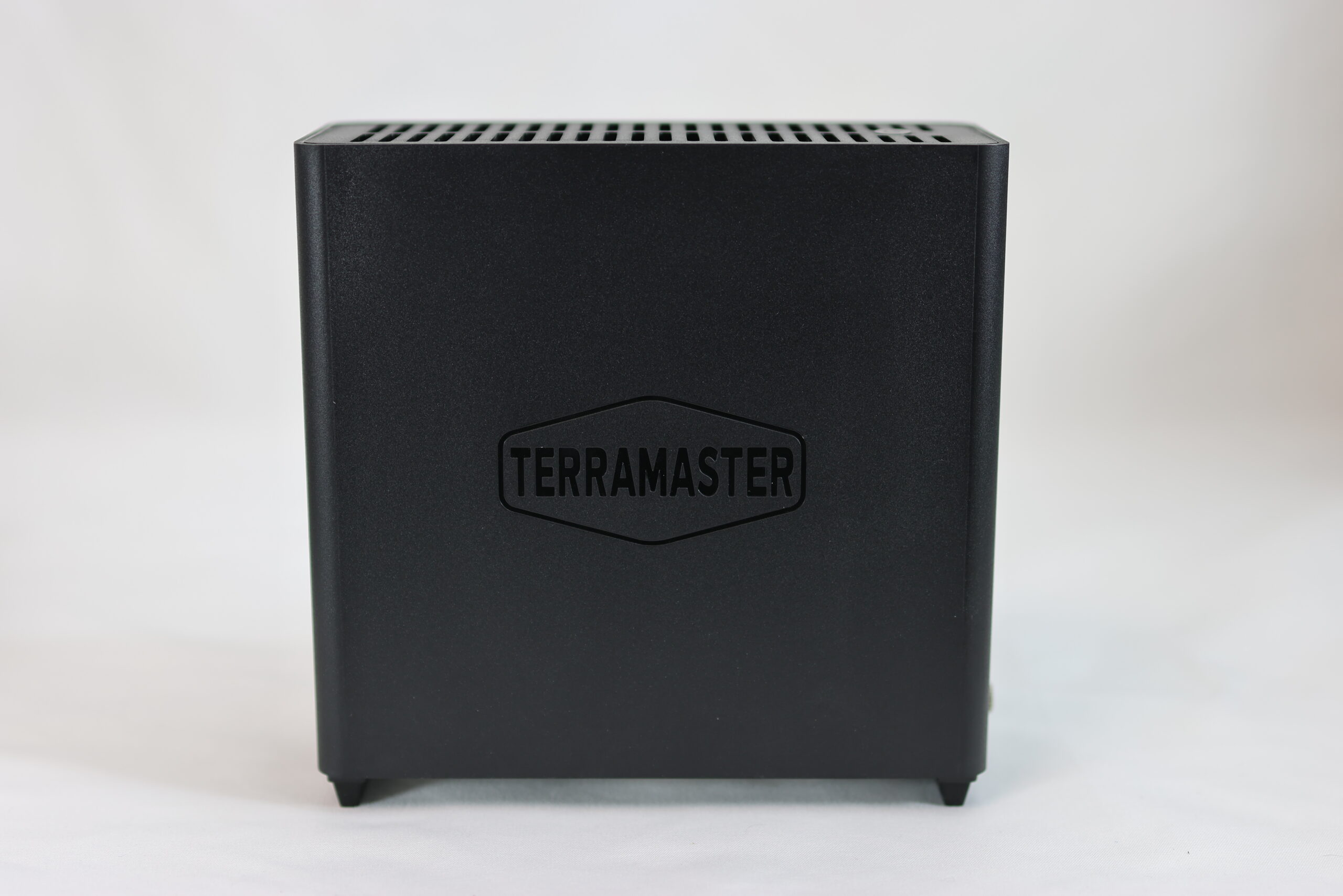 TerraMaster F4 SSD NASの正面外観。マットブラック筐体にTERRAMASTERロゴ。