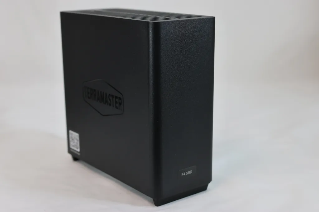 TerraMaster F4 SSD NASの外観。コンパクトで静音設計のSSD専用NAS筐体。
