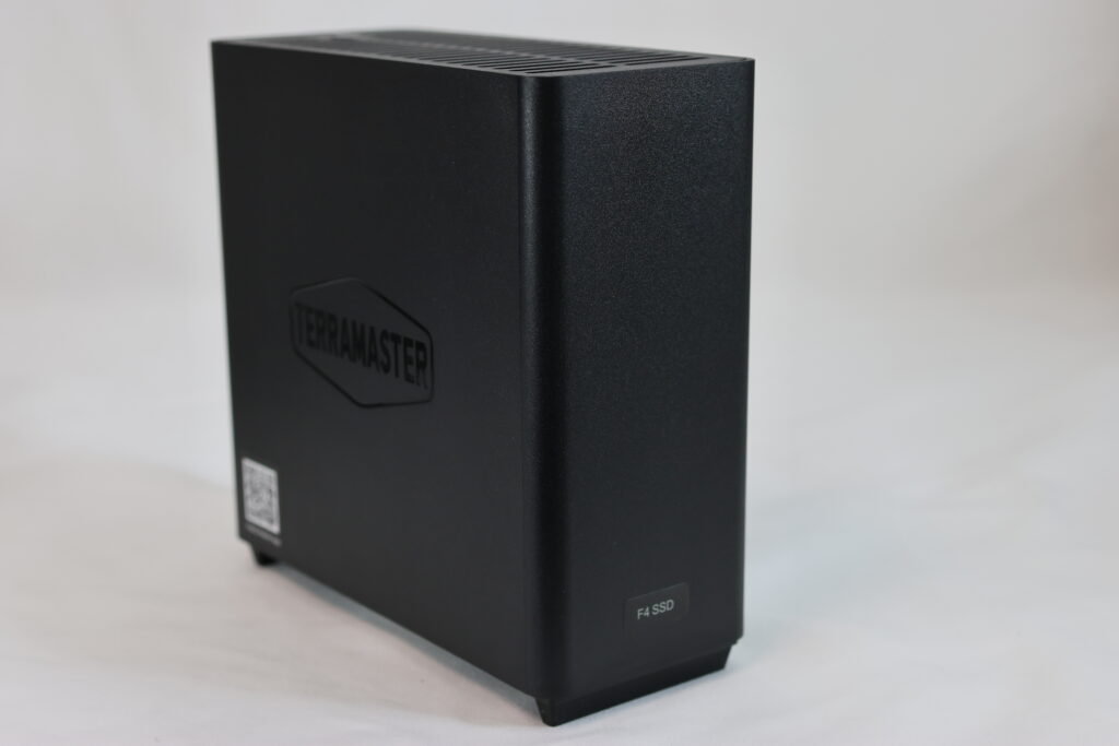 TerraMaster F4 SSD NASの外観。コンパクトで静音設計のSSD専用NAS筐体。