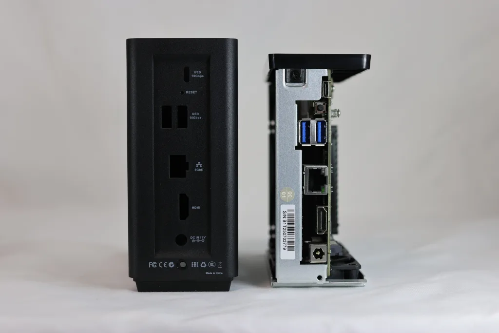 TerraMaster F4 SSD NAS背面ポート比較（外装カバーありと内部基板の状態）