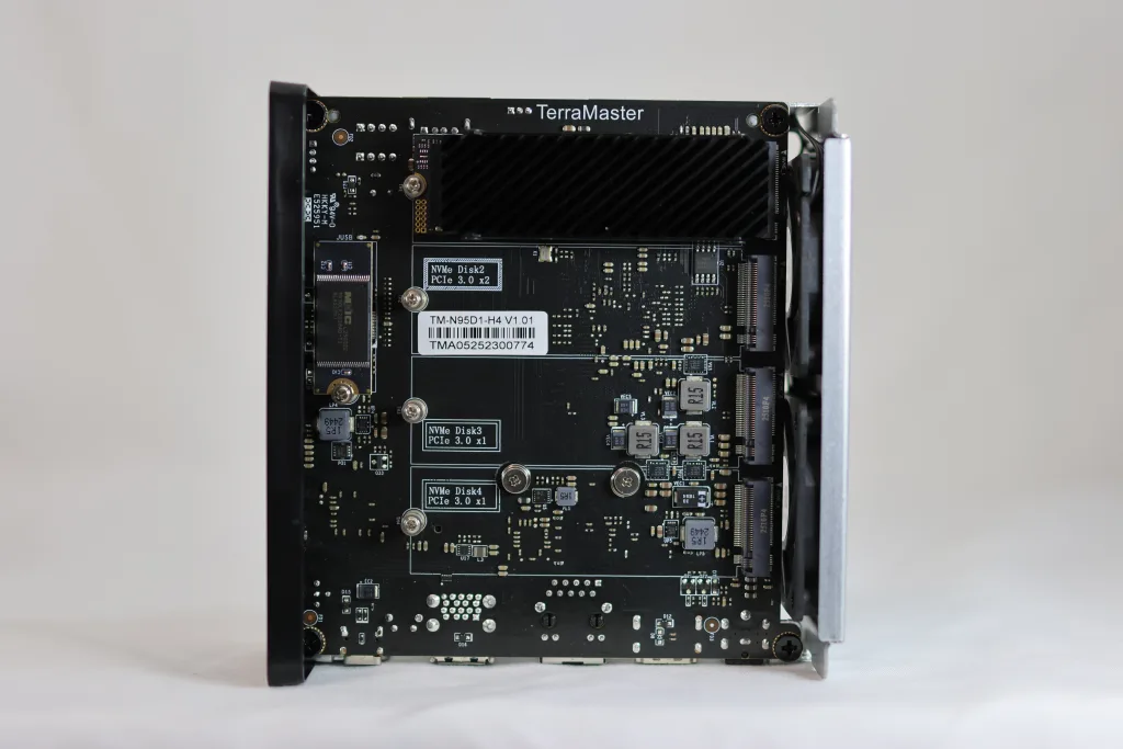 TerraMaster F4 SSD NASの内部基板。4つのNVMe PCIe 3.0スロットを搭載。