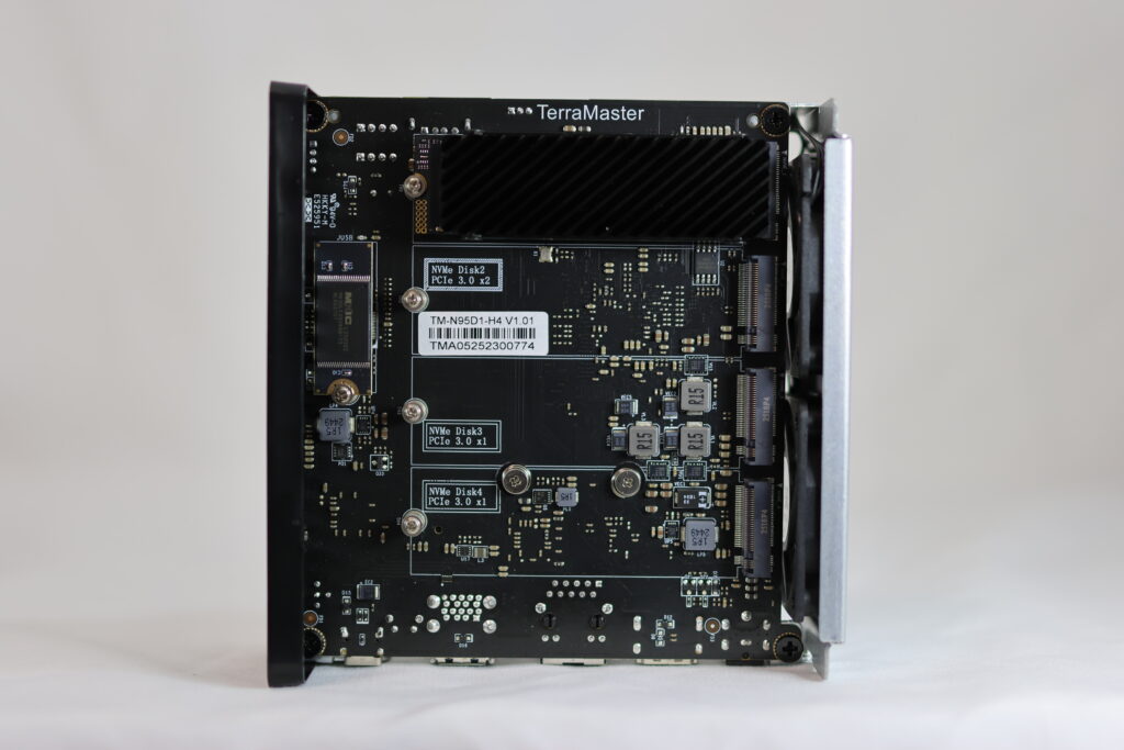 TerraMaster F4 SSD NASの内部基板。4つのNVMe PCIe 3.0スロットを搭載。