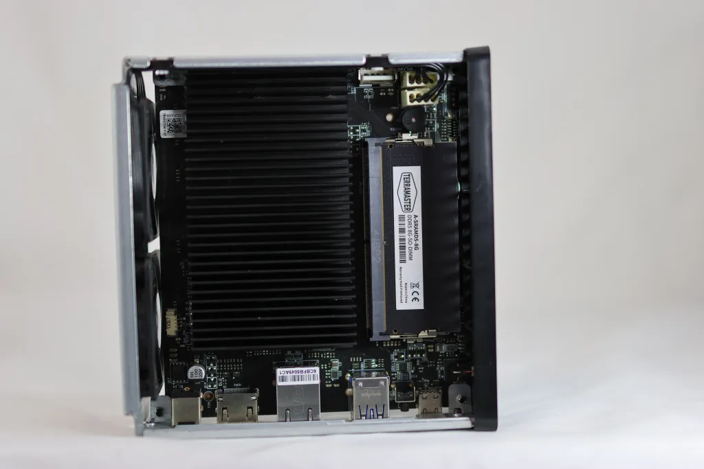 TerraMaster F4 SSD NASの内部構造。冷却ヒートシンクと装着されたSSDが見える。