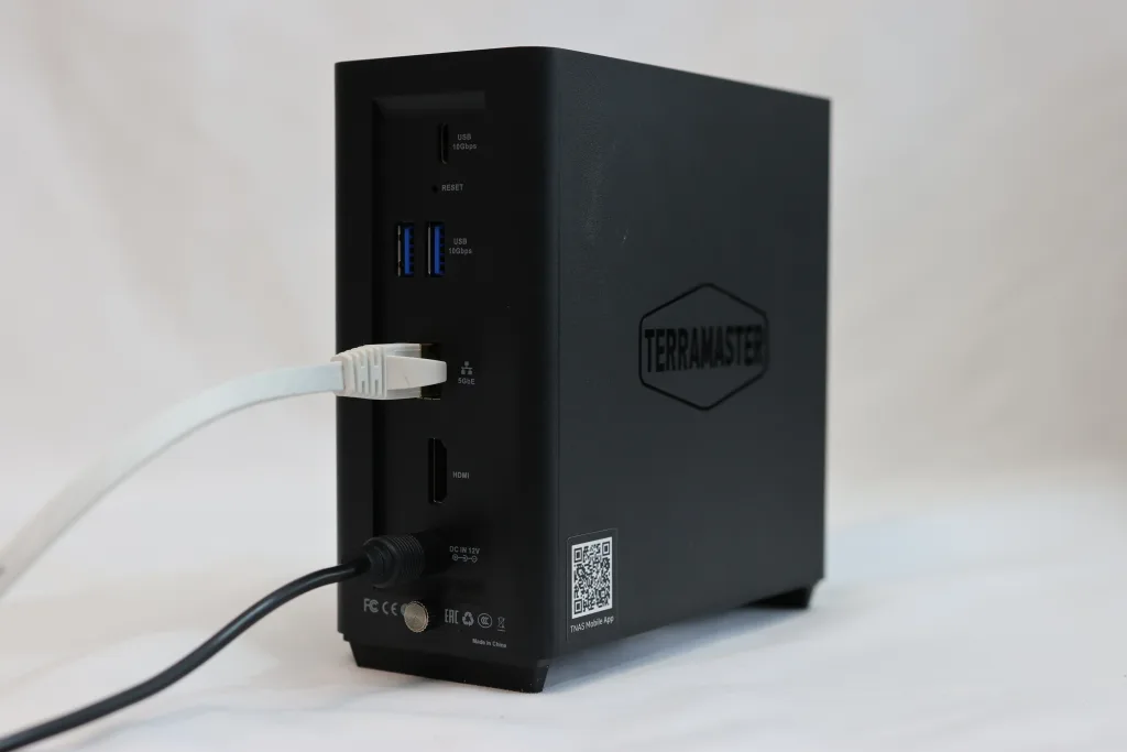 TerraMaster F4 SSD NAS 背面ポート。LANケーブルと電源ケーブル接続済み。