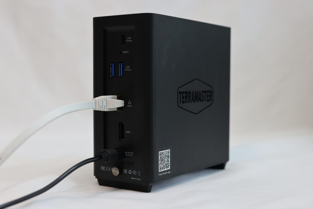 TerraMaster F4 SSD NAS 背面ポート。LANケーブルと電源ケーブル接続済み。
