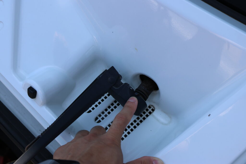 ハマーH2のワイパーを外す状態の写真