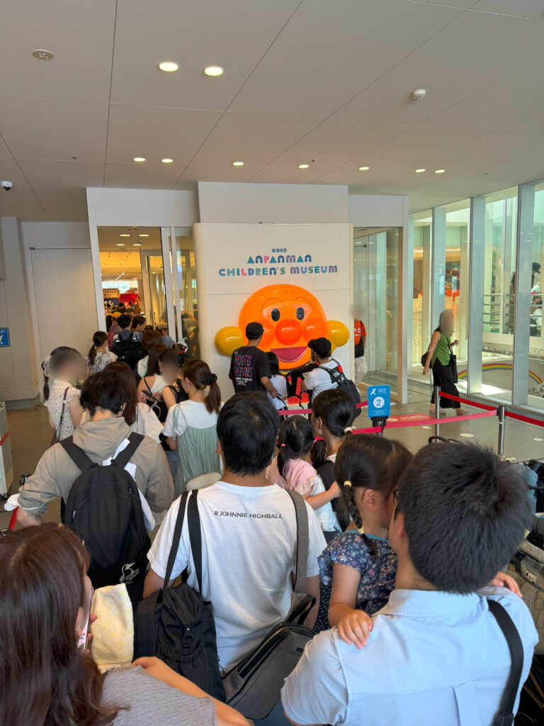 神戸アンパンマンミュージアムの入口に並ぶ家族連れ