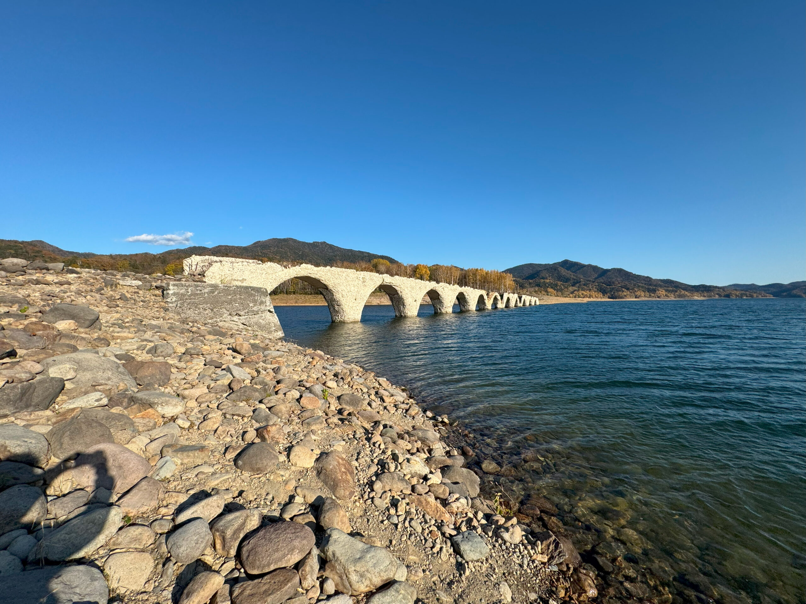 糠平湖に浮かぶタウシュベツ川橋梁