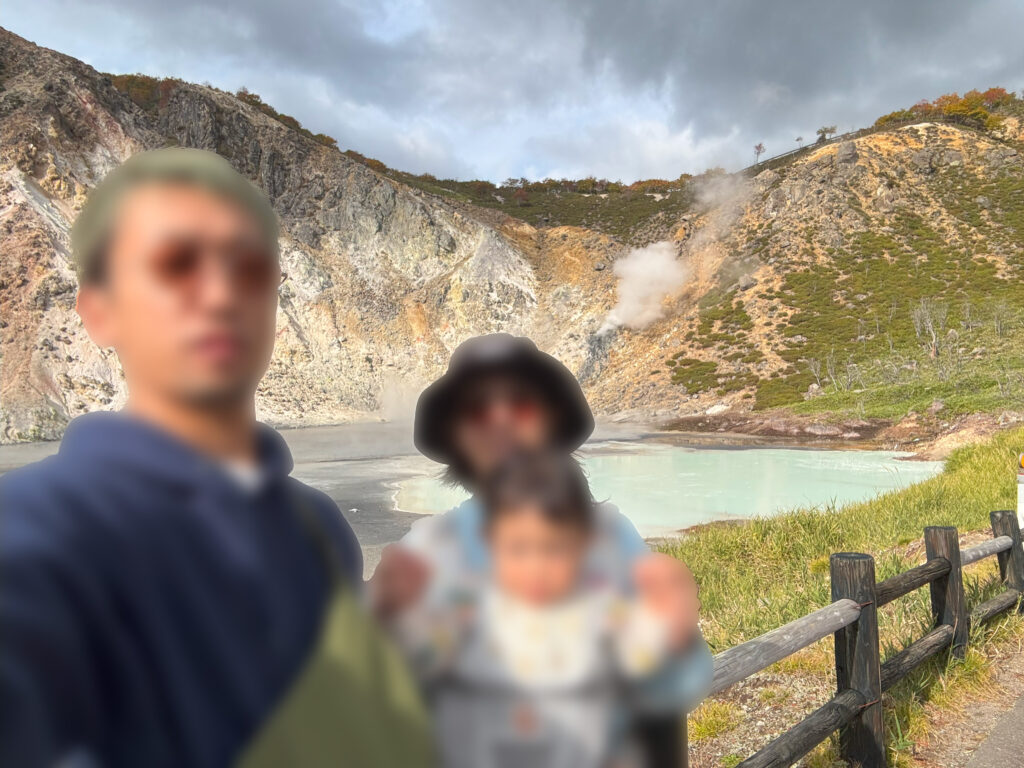 登別温泉・大湯沼を背景にした家族写真