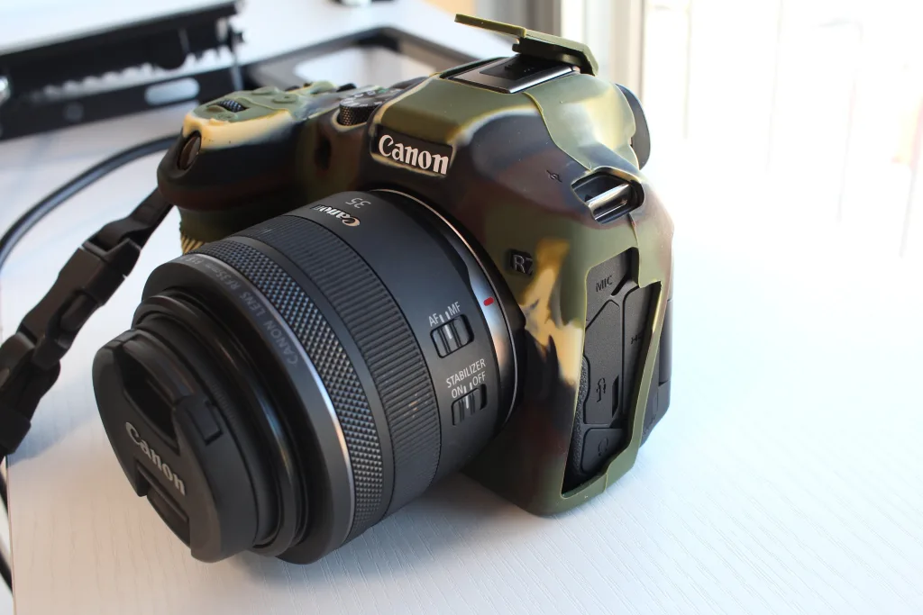 Canon R7にRF35mm F1.8レンズを装着した状態のカメラのクローズアップ写真