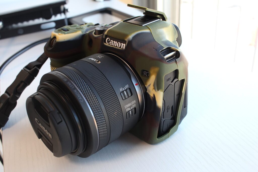 Canon R7にRF35mm F1.8レンズを装着した状態のカメラのクローズアップ写真