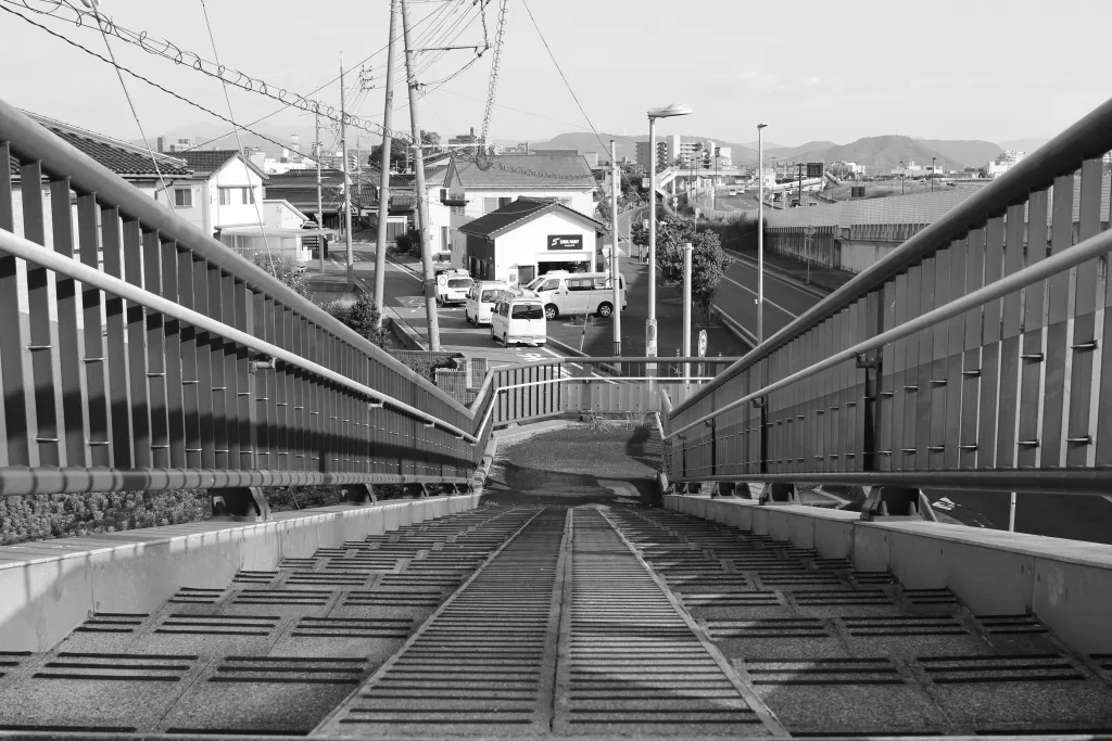 歩道橋から見下ろす鳥取市街の風景。モノクロ撮影。