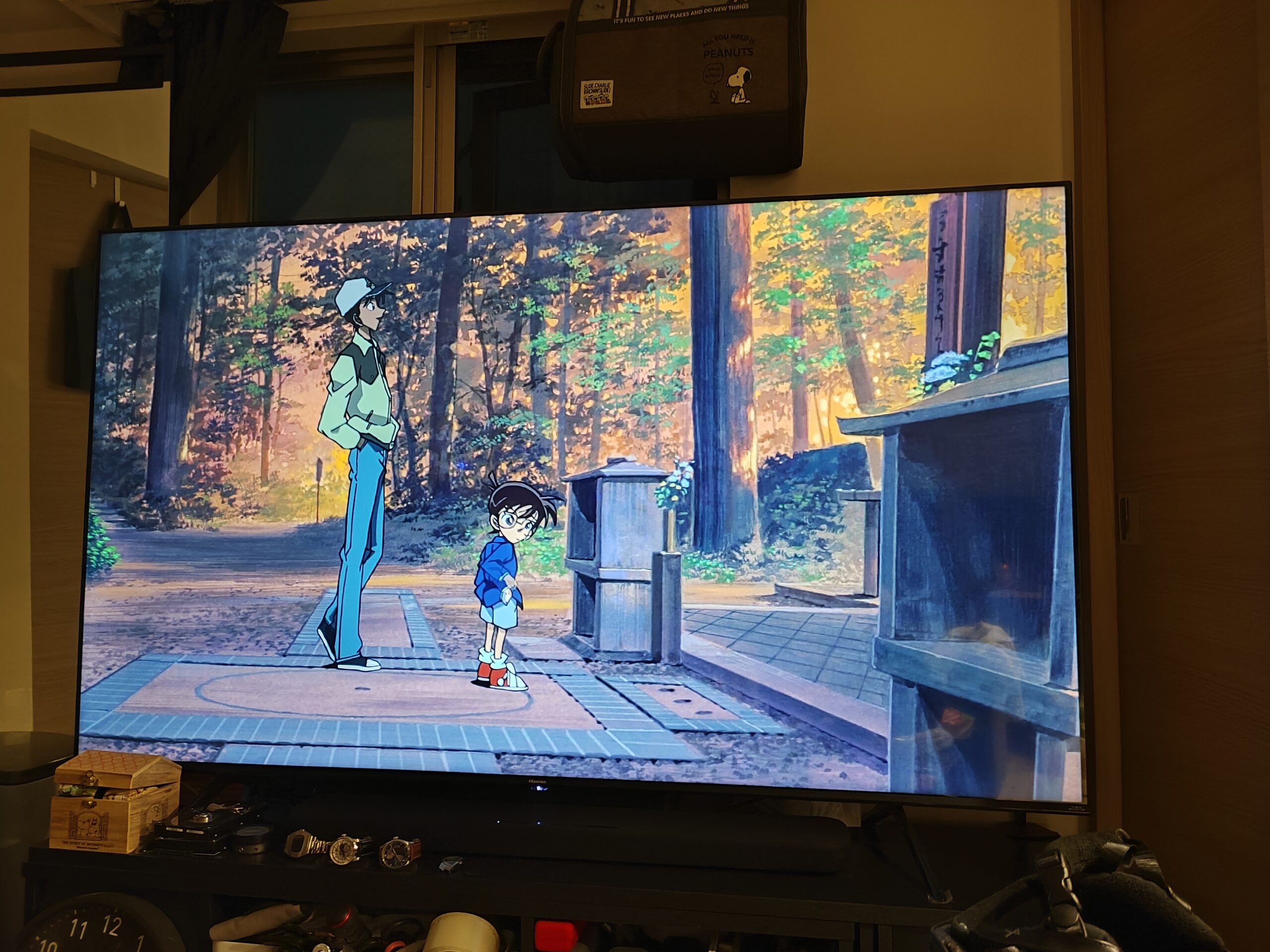 Hisense 75インチテレビでアニメを視聴しているリビングの様子