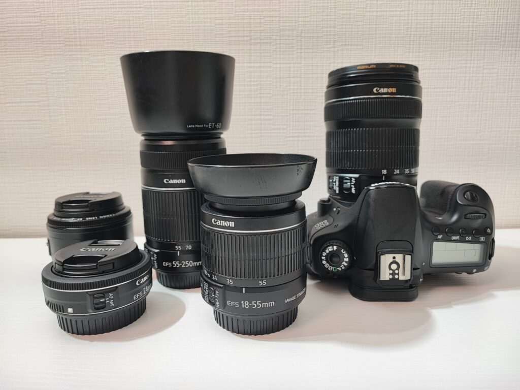 Canon EOS 60D本体と複数の交換レンズのセット（18-55mm、55-250mm、24mm単焦点など）