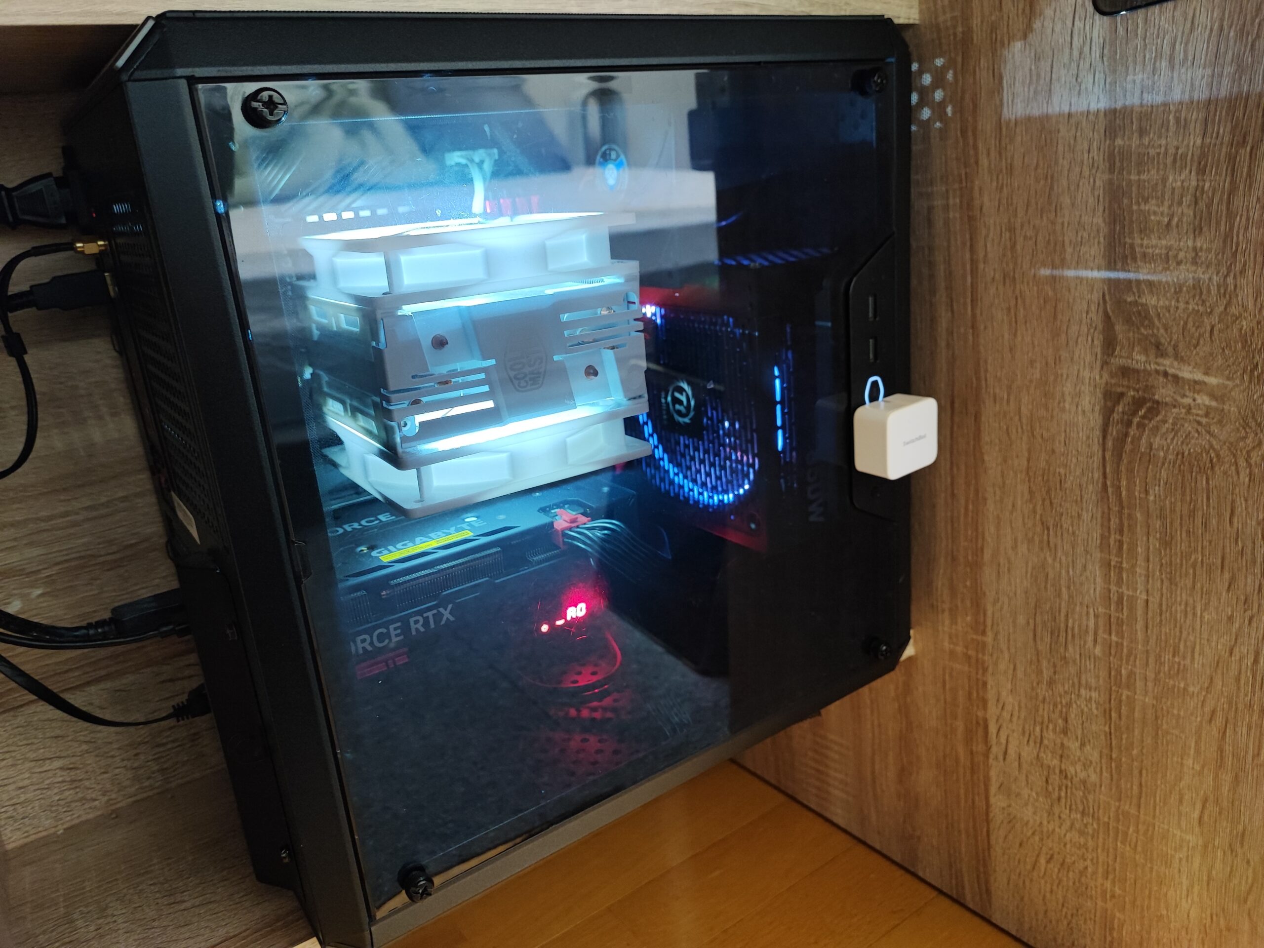 Ryzen 3900X搭載のデスクトップPC内部。大型空冷クーラーとGeForce RTX 4060 Tiを搭載。
