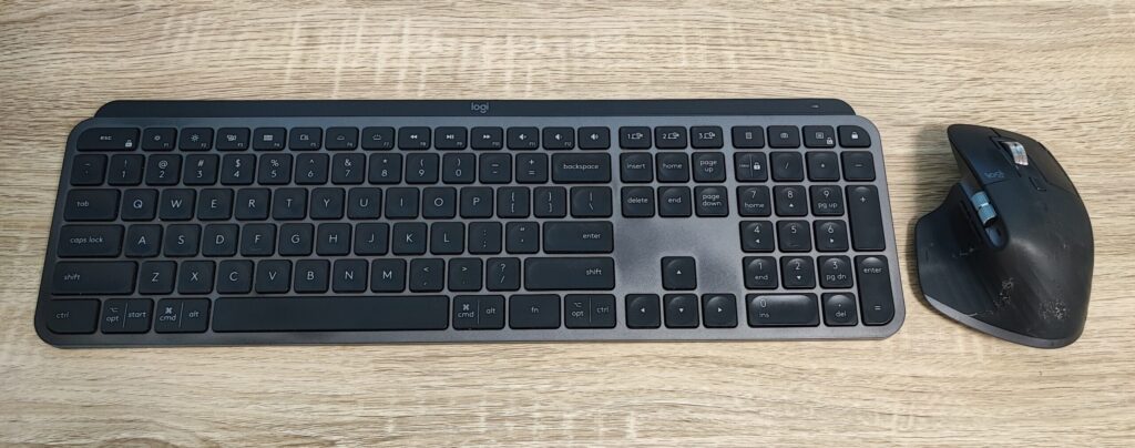 LogicoolのキーボードMX KeysとマウスMX Master 3。木目調のデスク上に並ぶ