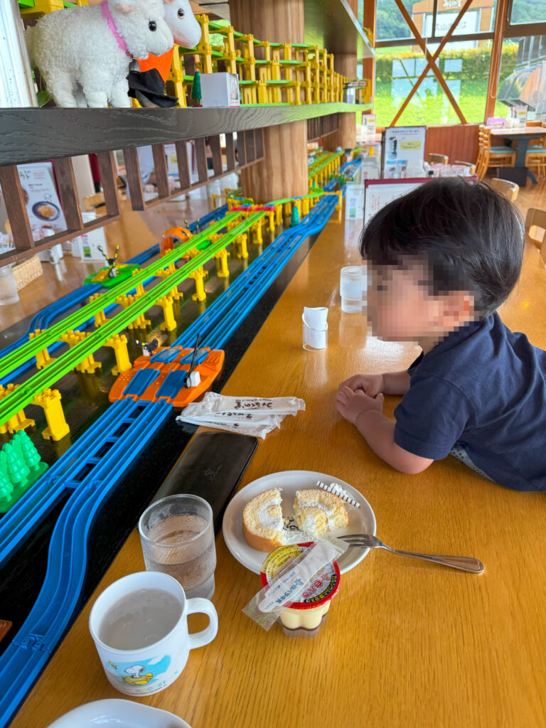 だいせんまきばミルクの里に設置された期間限定のプラレールとスイーツを楽しむ子ども