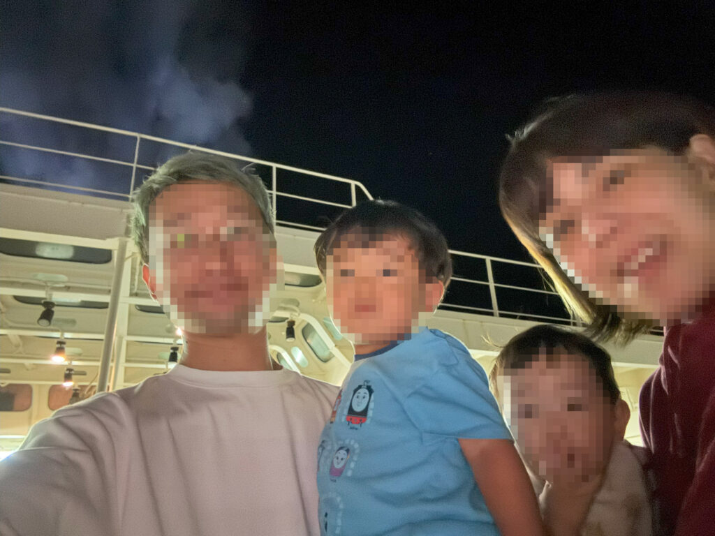 夜のフェリー甲板で家族と記念撮影