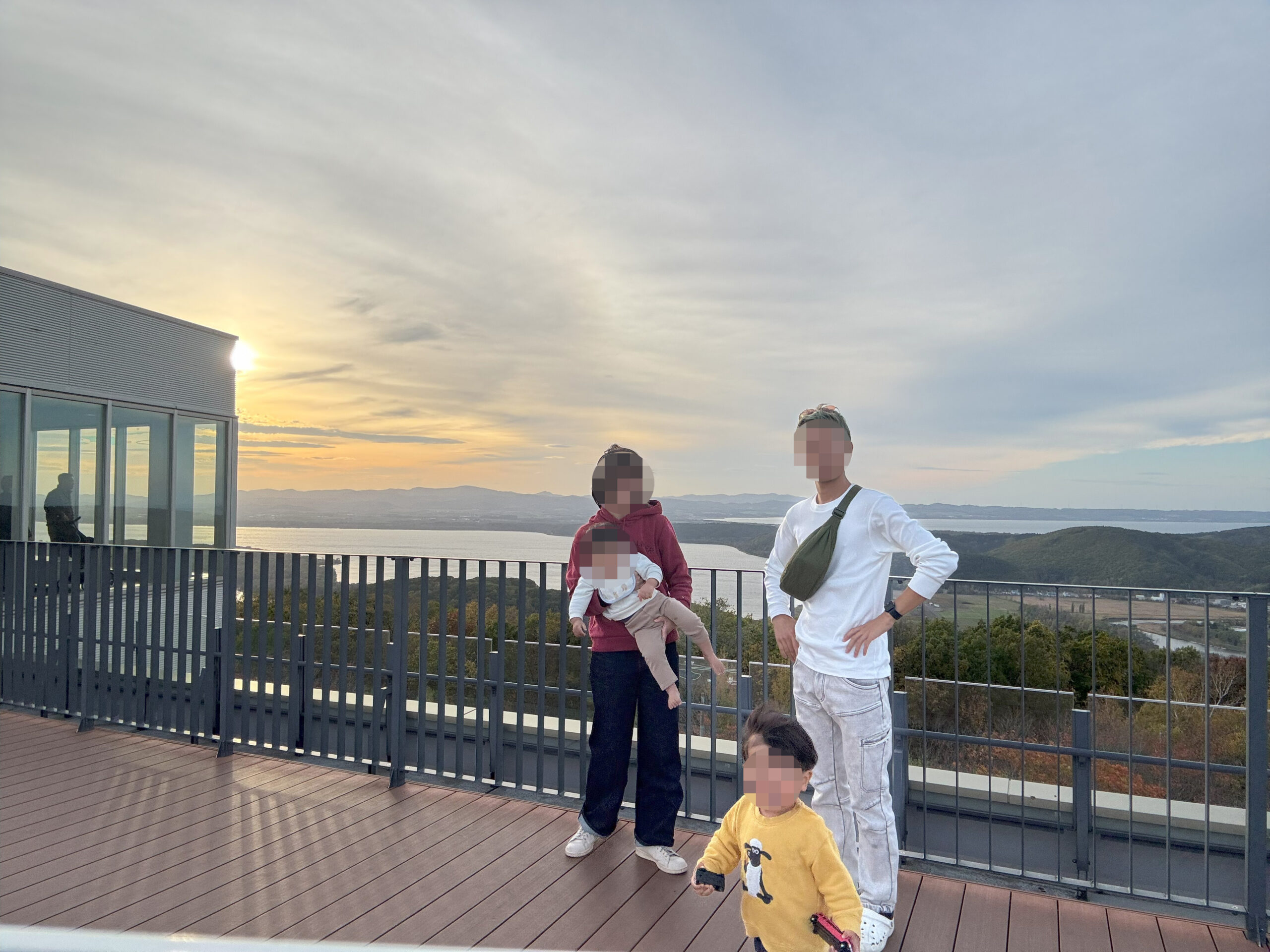 オホーツク流氷館の屋上展望台から夕日を眺める家族