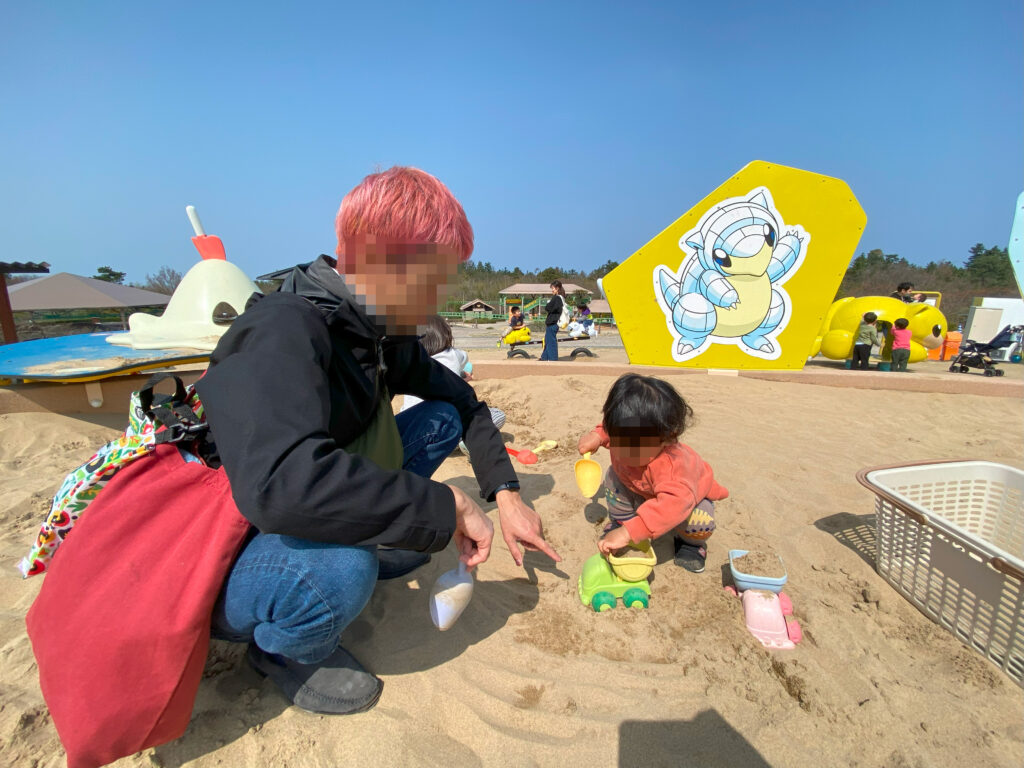 アイエム電子こどもの国の砂場で遊ぶ子どもたち（鳥取市）