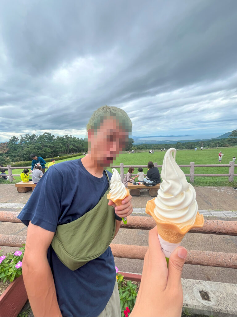大山牧場ミルクの里でソフトクリームを楽しむ様子