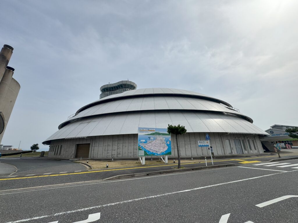 境港のゆめみなとタワーの外観とその特徴的な丸い建物