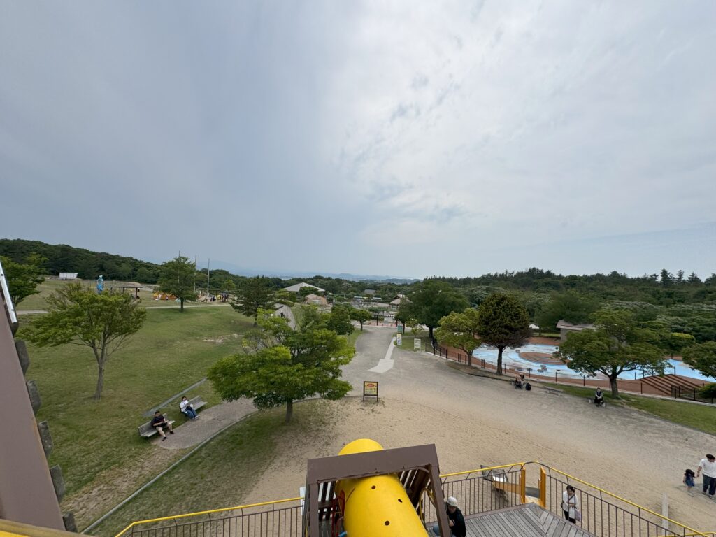 こどもの国の大型アスレチックから見た園内風景（鳥取市）