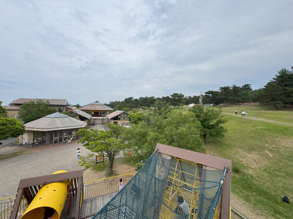 鳥取・こどもの国の大型アスレチックから見下ろした園内全景