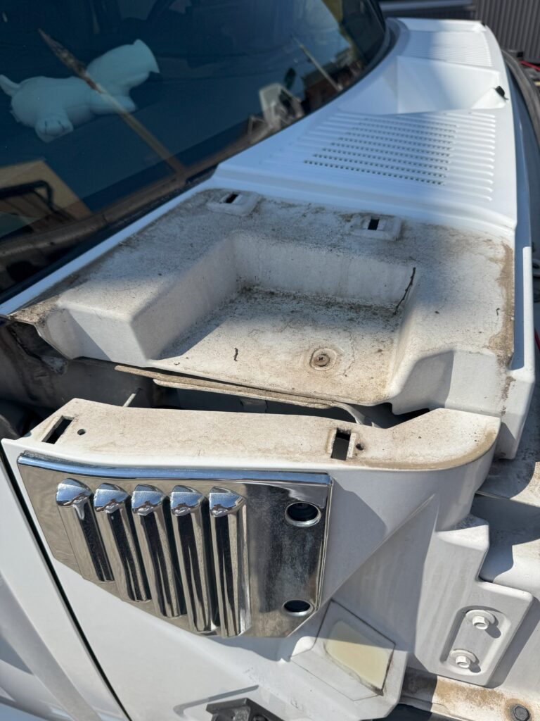ハマーH2のワイパーモーター交換でカウルトップカバーを外した状態