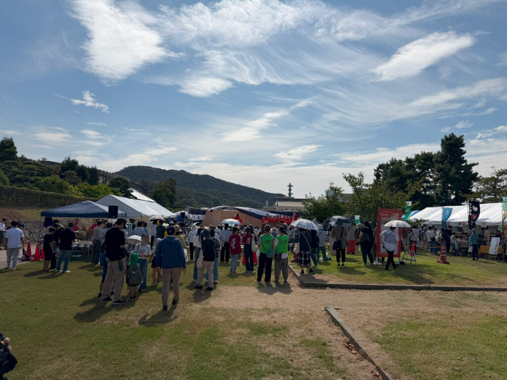 鳥取お城まつりのイベント会場に集まる多くの人々