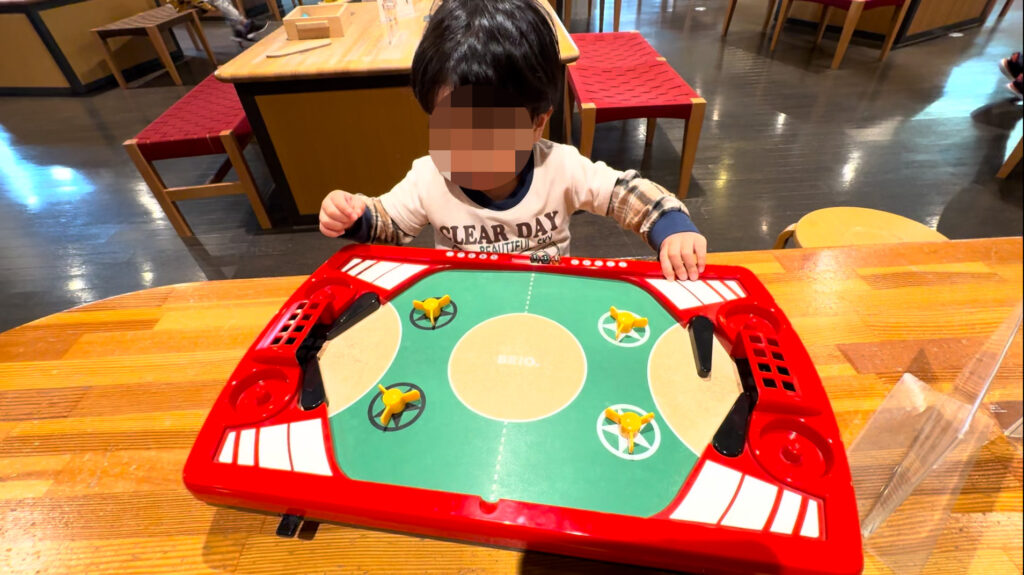 わらべ館の館内で木製おもちゃ（BRIO）を楽しむ子ども