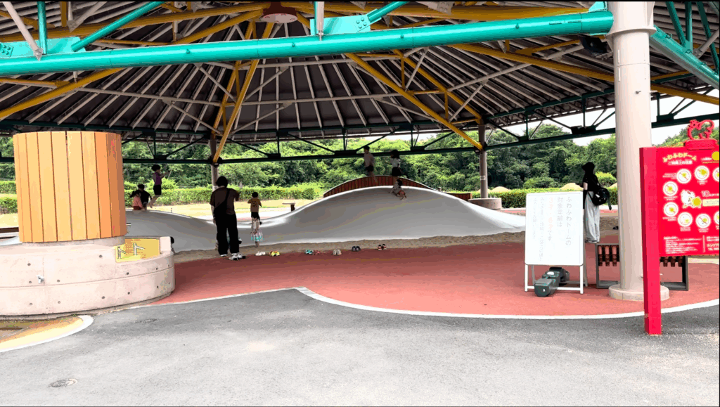 鳥取・こどもの国の屋根付きふわふわドームで遊ぶ子どもたち