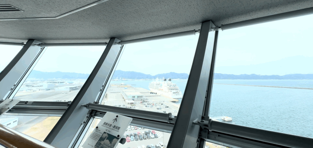 境港のゆめみなとタワーから見た港とクルーズ船の景色