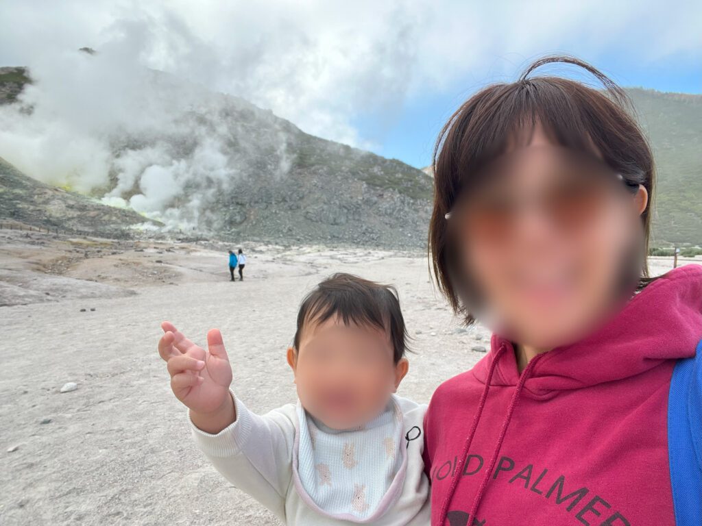 硫黄山MOKMOKベースで記念撮影する親子