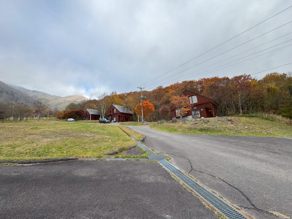 士幌高原ヌプカの里のコテージと紅葉の風景