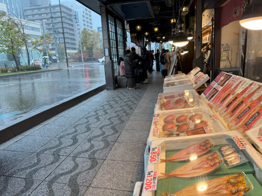 札幌二条市場の海産物店の風景