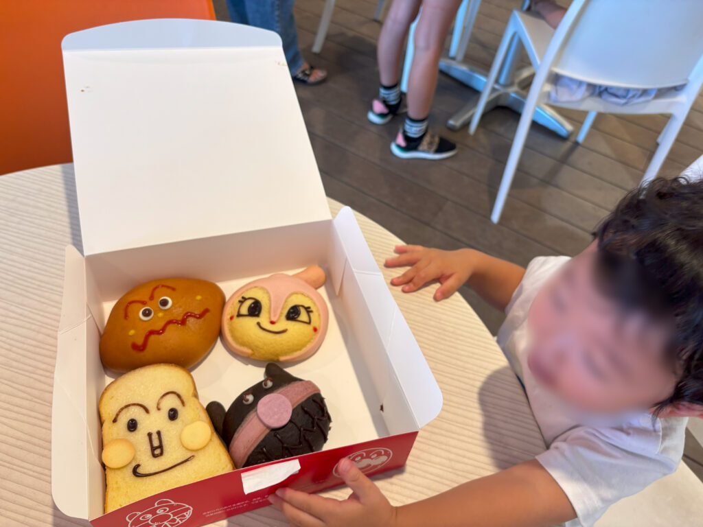 神戸アンパンマンミュージアムで購入したキャラクターパンと子ども