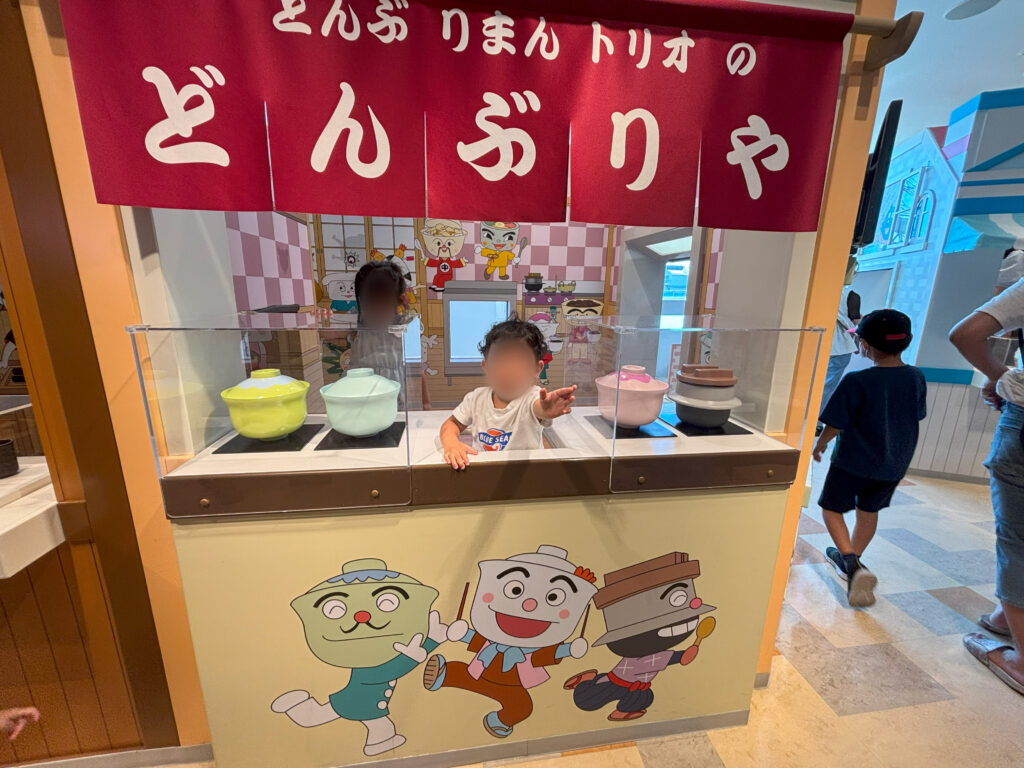 神戸アンパンマンミュージアム内にある「どんぶりまんトリオのどんぶりや」のブース