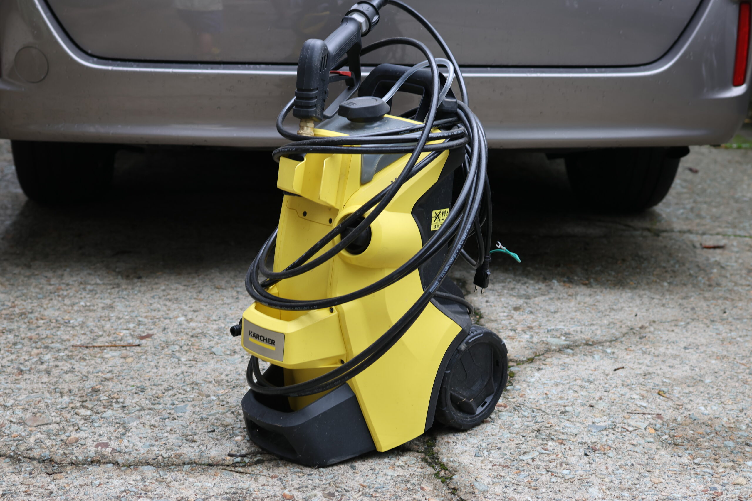 ケルヒャーK3サイレントプラス高圧洗浄機と駐車中の車。