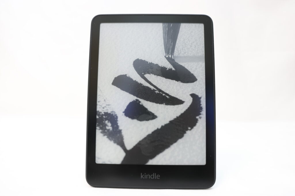 第7世代Kindle Paperwhite(2024年モデル)の正面写真 電子ペーパーに筆文字が表示された状態
