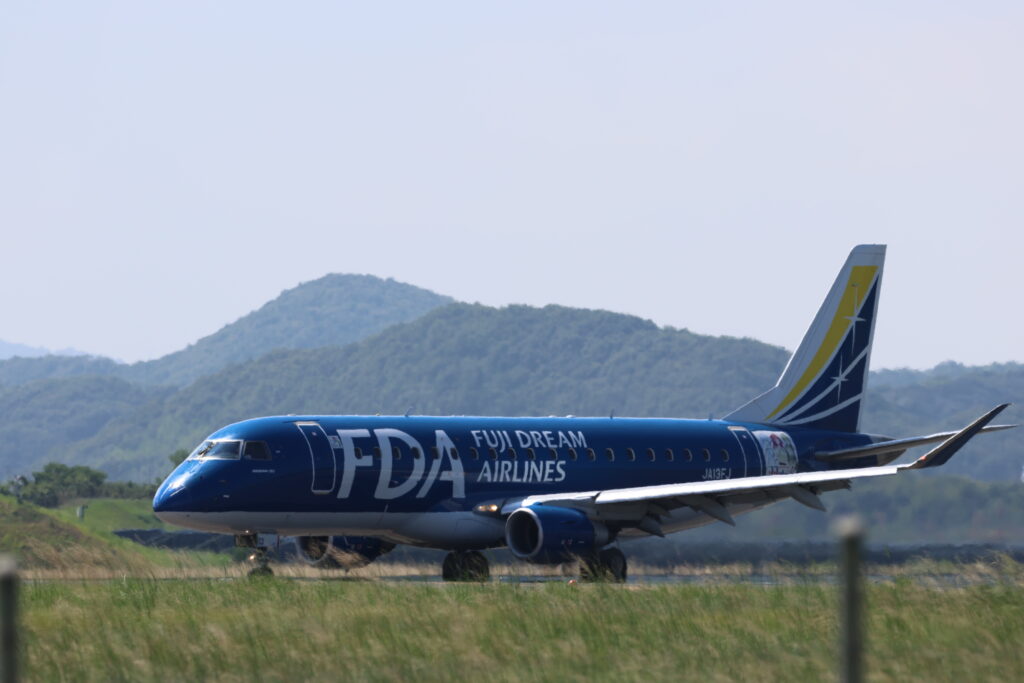 鳥取砂丘コナン空港で撮影したFDA(フジドリームエアラインズ)の青い機体