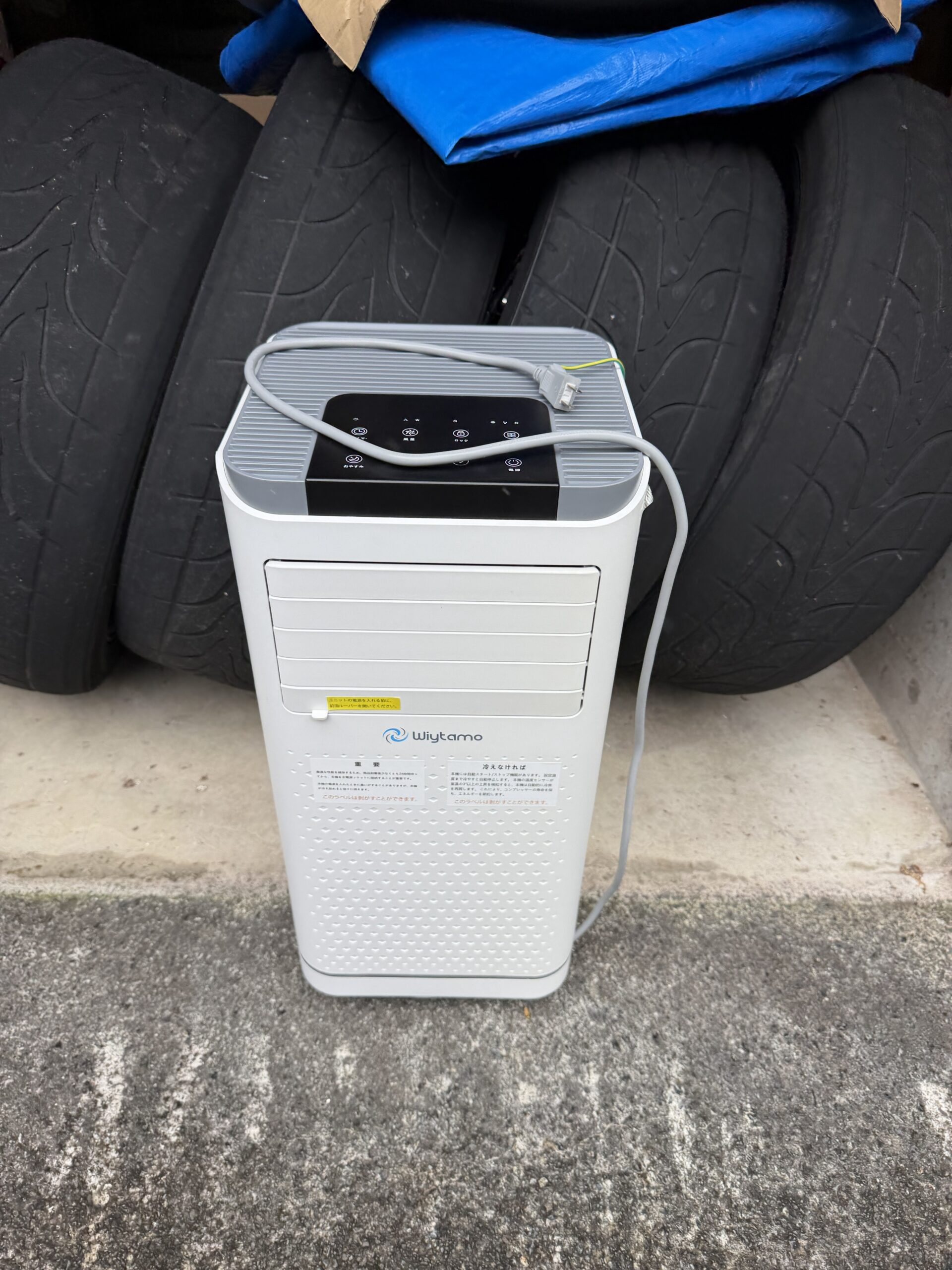 Wiiytamo製のポータブルエアコンを屋外でテストしている様子。上部操作パネルと電源コードが見える