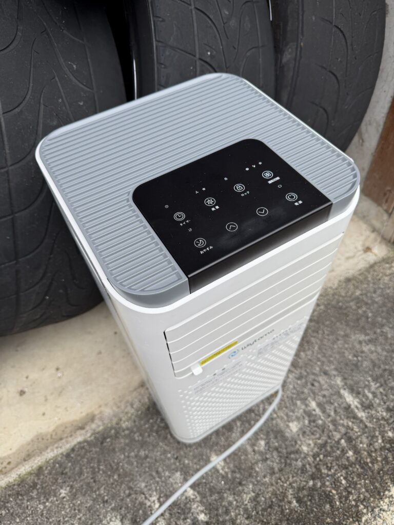 ハマーH2の車外でテスト中のポータブルエアコン 本体上部の操作パネルが見える