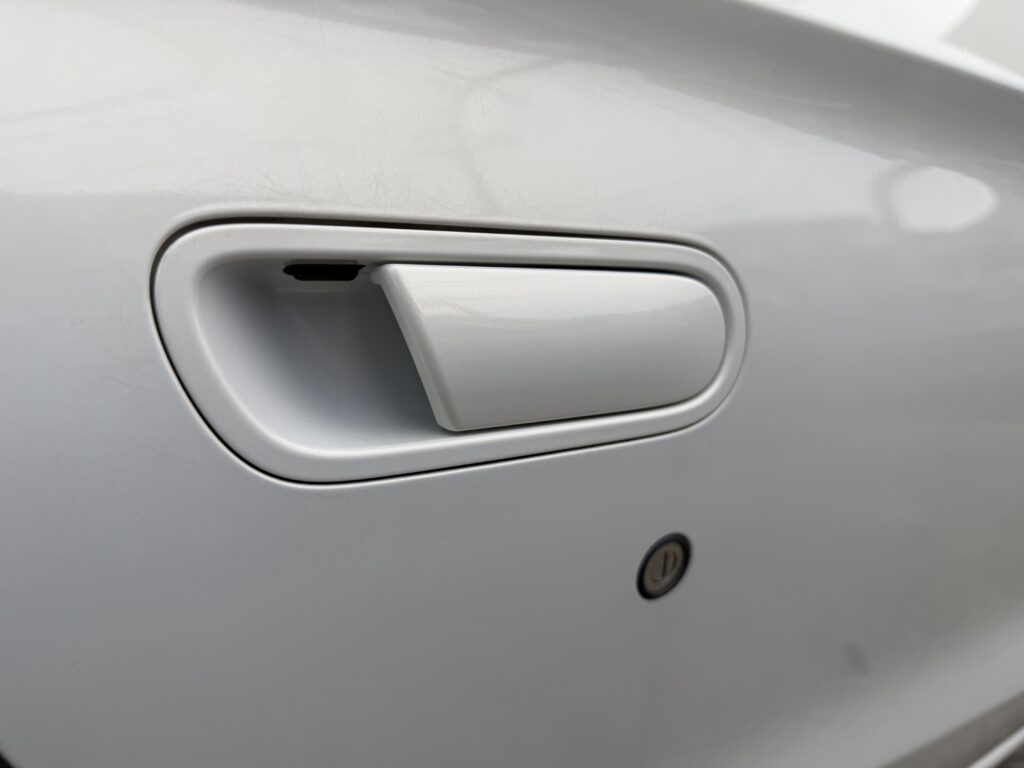 ホンダ S660 の交換後のドアハンドル部分の写真