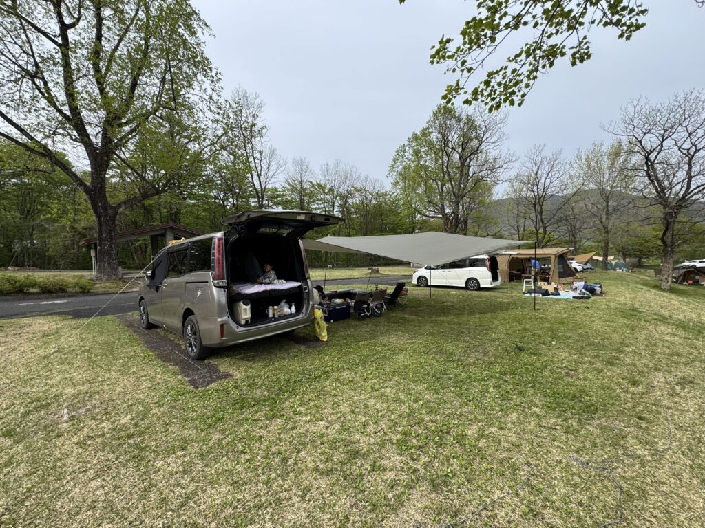 蒜山高原キャンプ場でタープとミニバンを設営したファミリーキャンプの風景