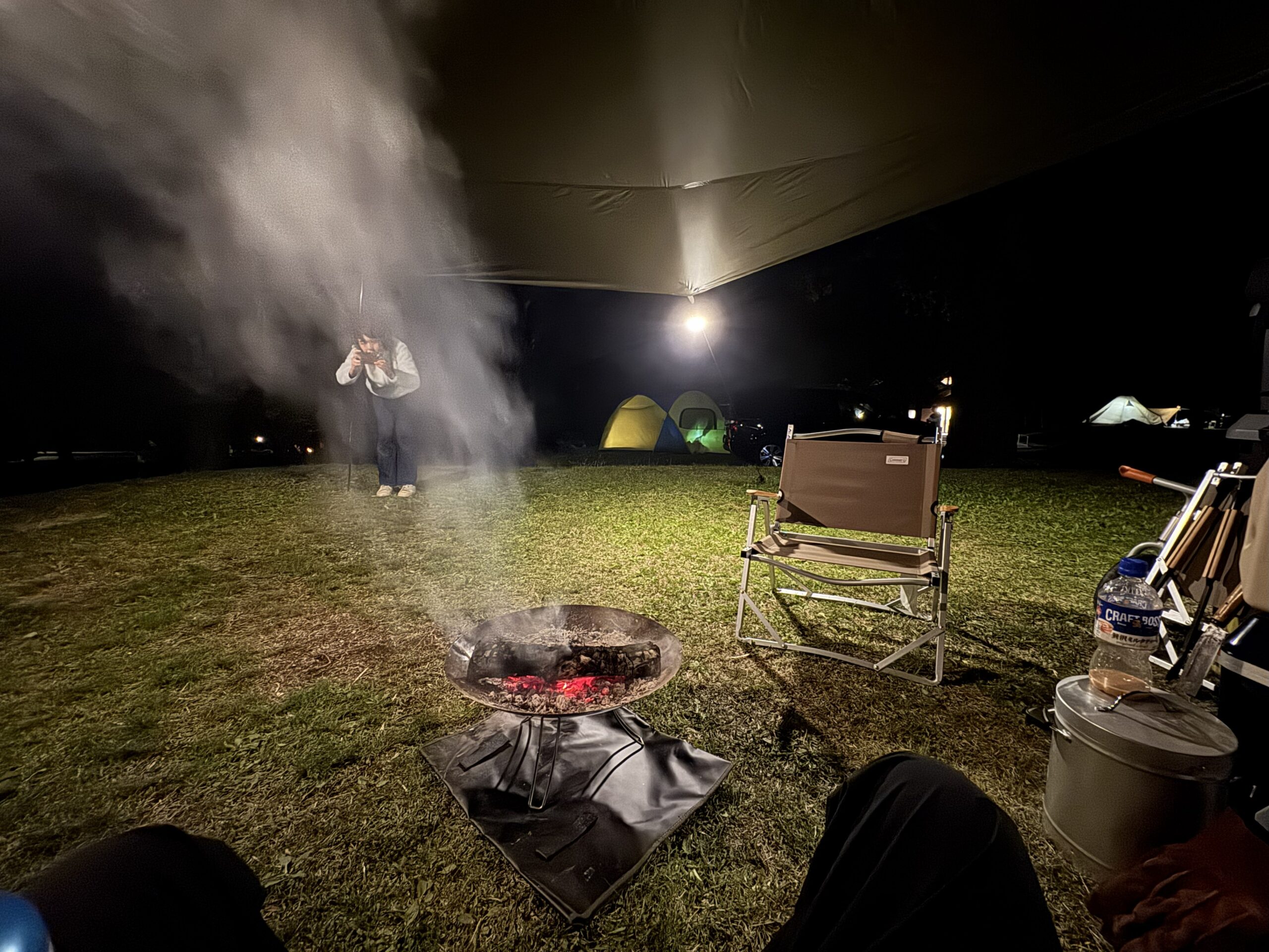 蒜山高原キャンプ場で焚き火を囲む夜のキャンプ風景