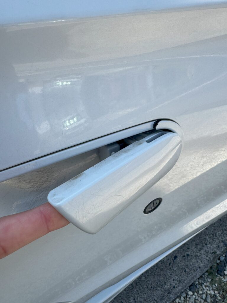 ホンダS660のドアハンドルが外れかけている様子